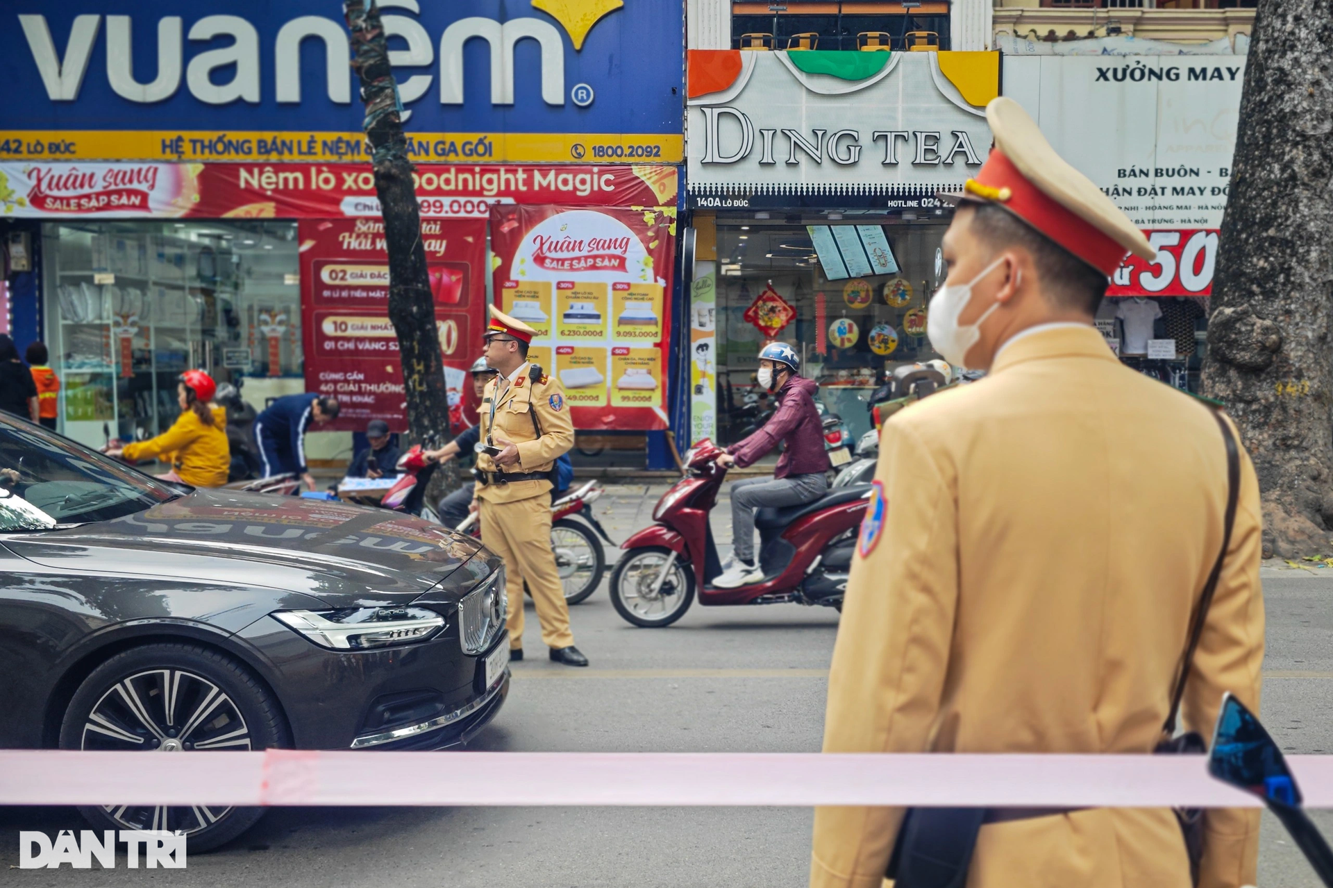 Dính nồng độ cồn, người đàn ông lôi ra cả chai rượu thuốc - 8 Dính nồng độ cồn, người đàn ông lôi ra cả chai rượu thuốc - 8