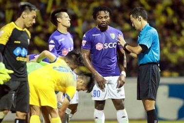 Đánh rơi chiến thắng, HLV FLC Thanh Hóa bỏ dở họp báo, nói kháy trọng tài