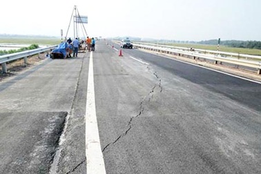 Khẩn trương tìm nguyên nhân nứt mặt đường cao tốc Nội Bài - Lào Cai
