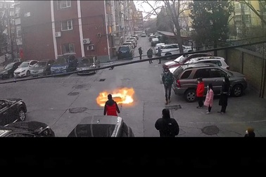 Cậu bé nghịch ngợm vứt diêm xuống cống gây ra vụ nổ kinh hoàng