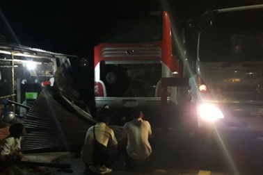 Tránh ô tô, xe khách tông sập nhà dân