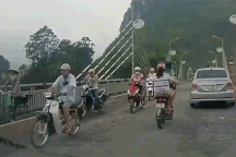 Suýt gây án mạng vì chở tôn không chằng buộc