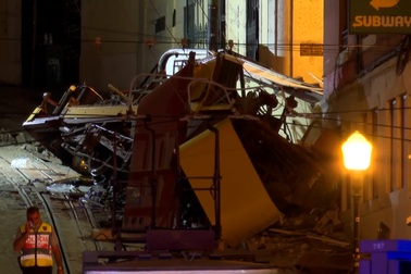 Tàu điện trật bánh ở Lisbon, ít nhất 15 người chết