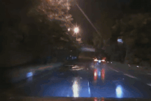 Ô tô phóng nhanh qua chỗ ngập, nước trùm kính lái cực nguy hiểm