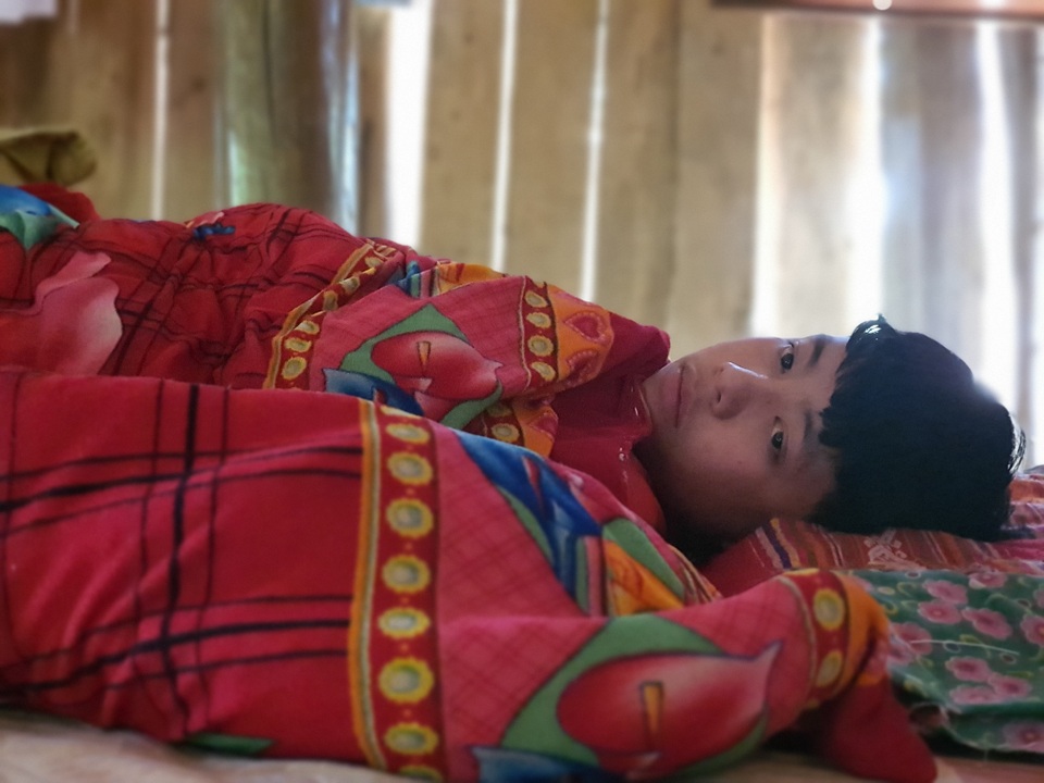 Nhói lòng cậu bé mắc ung thư hạch sống lay lắt trong căn nhà sắp sập - 7 Nhói lòng cậu bé mắc ung thư hạch sống lay lắt trong căn nhà sắp sập - 7
