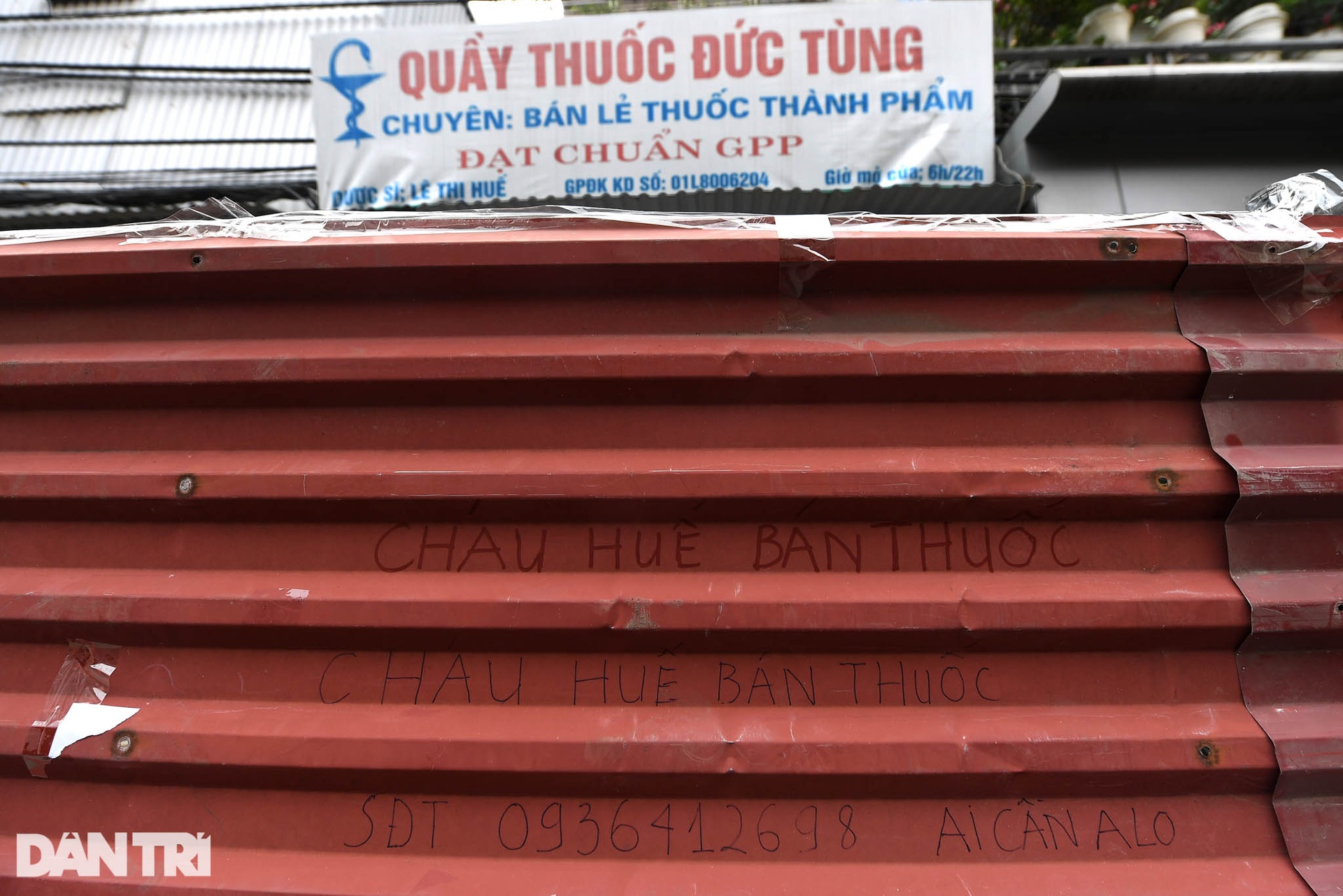 Hà Nội: Dựng bức tường tôn dài 200 m chia đôi 2 quận để phòng dịch - 7 Hà Nội: Dựng bức tường tôn dài 200 m chia đôi 2 quận để phòng dịch - 7