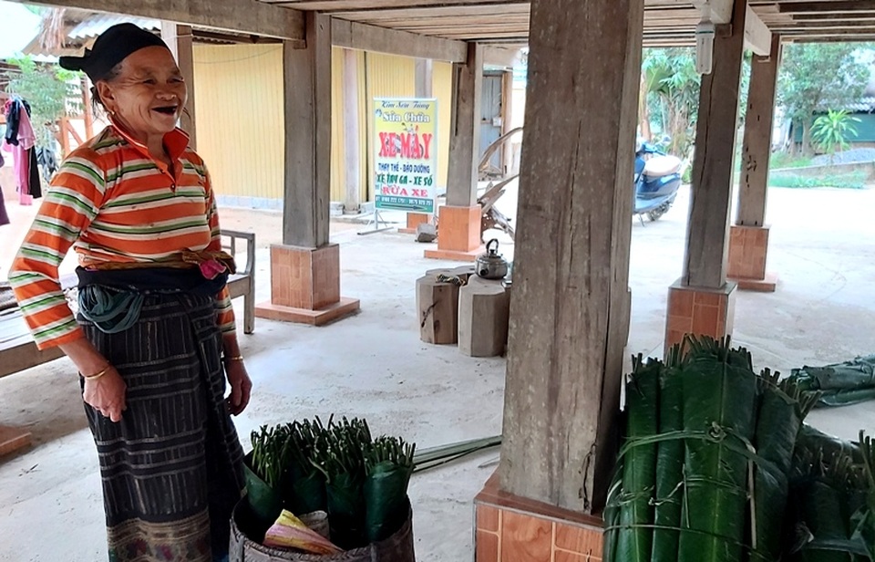 Thanh Hoá: Cận Tết, nhiều cụ bà gần 70 tuổi vẫn băng rừng, lội suối hái lá dong - 11 Thanh Hoá: Cận Tết, nhiều cụ bà gần 70 tuổi vẫn băng rừng, lội suối hái lá dong - 11