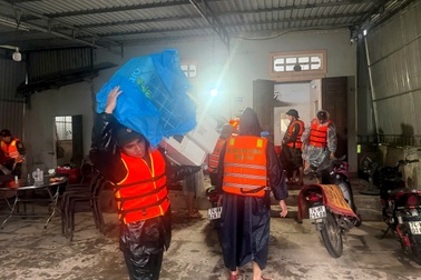 Mưa lớn gây ngập lụt, 500 người phải di dời lúc rạng sáng