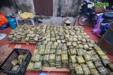 Người Hà Nội góp củi, gạo nấu hàng nghìn chiếc bánh chưng ủng hộ miền Trung