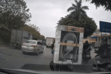 Tài xế ô tô đấm túi bụi nhân viên giao hàng trên phố Hà Nội