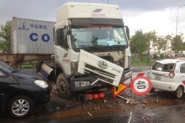 “Hung thần” container làm loạn trước trụ sở Đội CSGT 