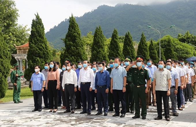 Chủ tịch tỉnh Thanh Hóa dâng hương các Anh hùng liệt sĩ, thăm tặng quà gia đình chính sách - Ảnh 1.