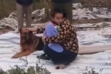 Bé trai 6 tuổi đi lạc, có chú chó nằm cạnh trông suốt đêm lạnh