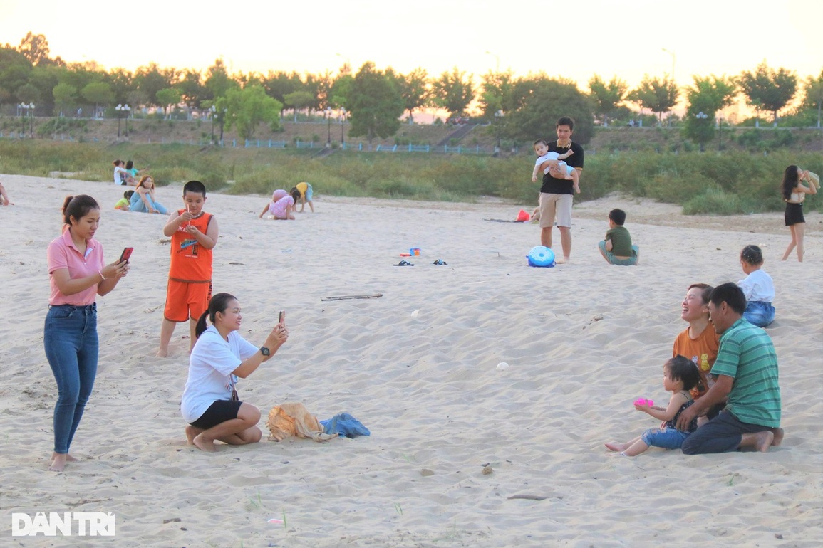 Bãi biển bên dòng sông chảy ngược, hút khách nườm nượp tới vui chơi - 2 Bãi biển bên dòng sông chảy ngược, hút khách nườm nượp tới vui chơi - 2