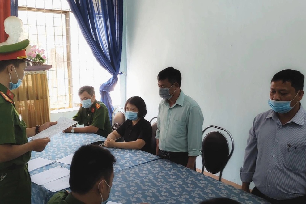 Trưởng đài truyền thanh huyện cùng kế toán lập khống hồ sơ rút 220 triệu - 1 Trưởng đài truyền thanh huyện cùng kế toán lập khống hồ sơ rút 220 triệu - 1