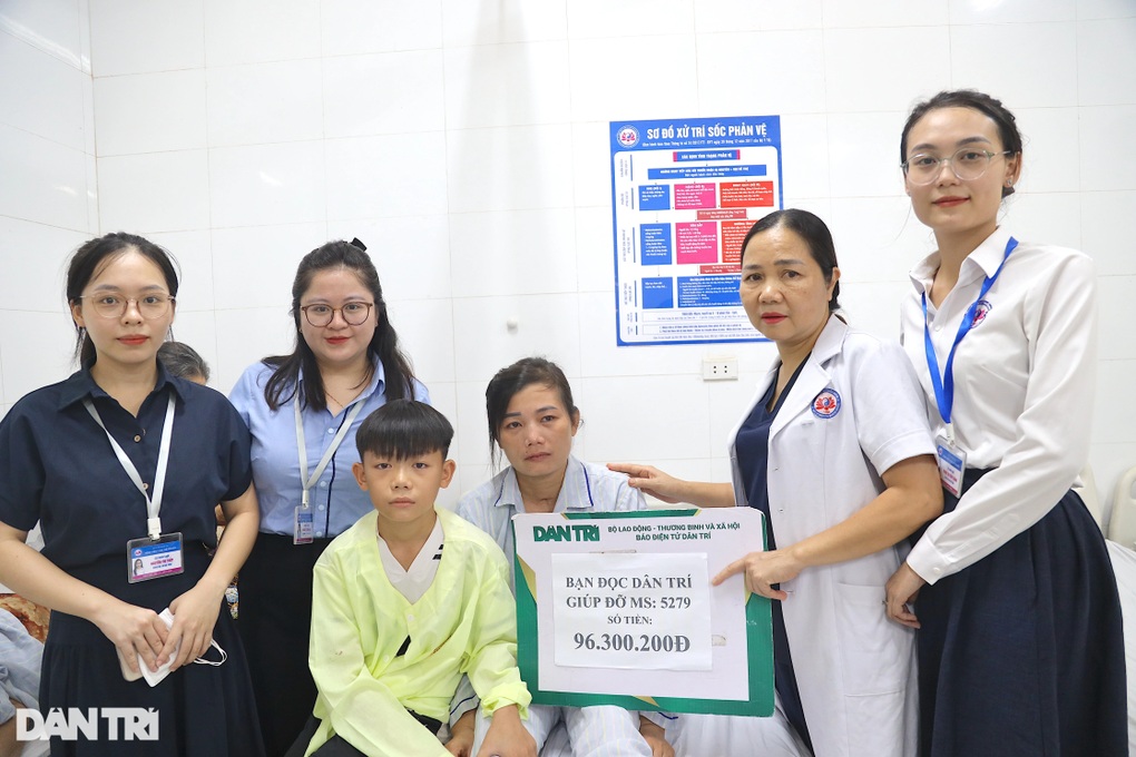 Gần 180 triệu đồng tới nam sinh lớp 7 thay bố chăm sóc mẹ ở viện - 1 Gần 180 triệu đồng tới nam sinh lớp 7 thay bố chăm sóc mẹ ở viện - 1