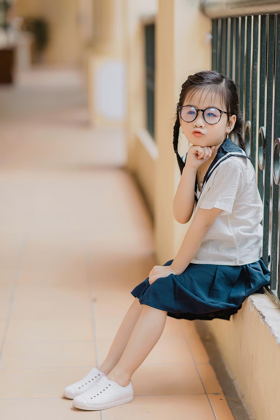 Bé gái 6 tuổi nhí nhảnh, dễ thương với bộ ảnh đồng phục học sinh - 5 Bé gái 6 tuổi nhí nhảnh, dễ thương với bộ ảnh đồng phục học sinh - 5