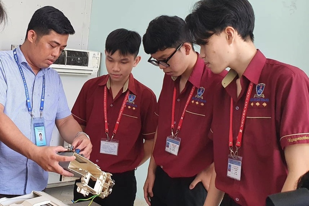 Thợ điện lạnh - Nghề vất vả nhưng thu nhập khá - 1 Thợ điện lạnh - Nghề vất vả nhưng thu nhập khá - 1
