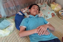 Thầy cô giáo rớt nước mắt thương cậu học trò nghèo nằm nhà chờ chết