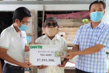 Người đàn ông mắt mờ nuôi em tâm thần thoát cảnh nhà lụp xụp