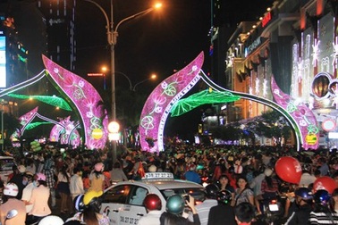 Triệu người đổ ra đường trong đêm Giáng sinh an lành