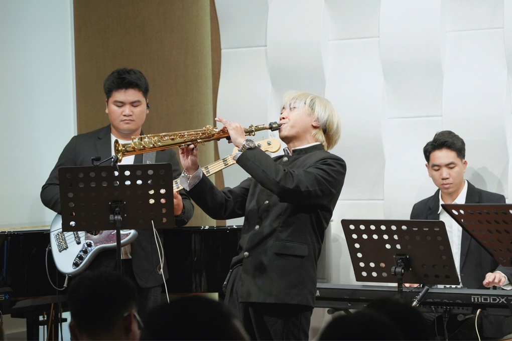 Bảo Anh Taruki kể chuyện bằng saxophone ở Hà Nội - 1 Bảo Anh Taruki kể chuyện bằng saxophone ở Hà Nội - 1