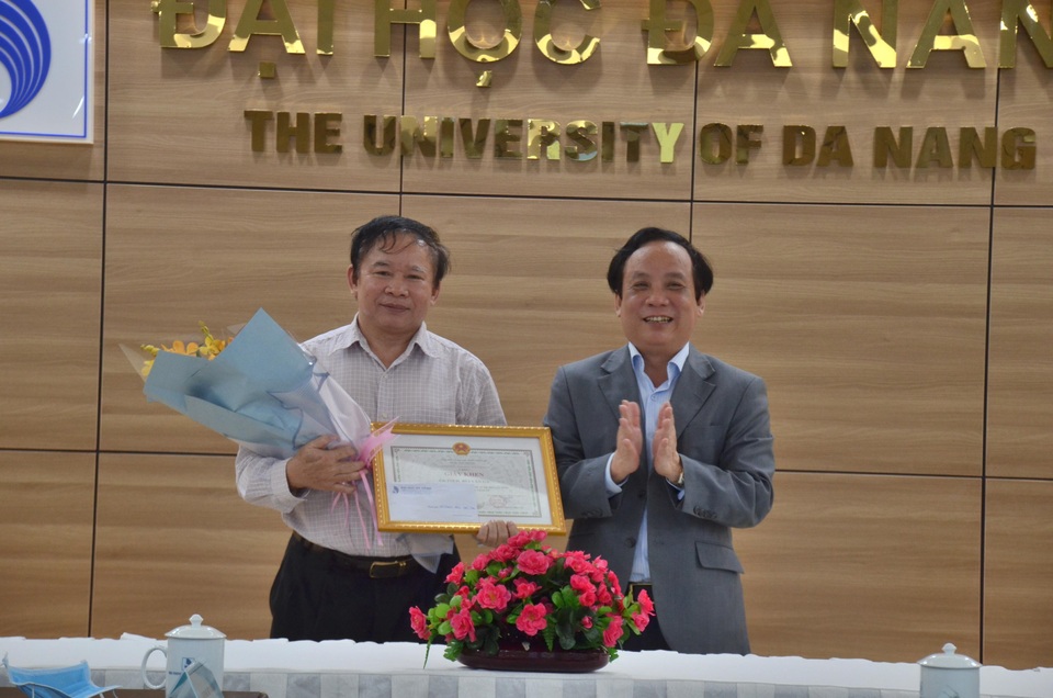 “Thưởng nóng” tới cựu Thứ trưởng đã sáng chế máy đo thân nhiệt từ xa - 1 “Thưởng nóng” tới cựu Thứ trưởng đã sáng chế máy đo thân nhiệt từ xa - 1