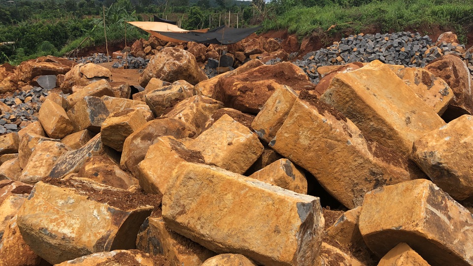 Gia Lai: Đá tặc mở đại công trường rầm rộ gần trụ sở Uỷ ban xã - 6 Gia Lai: Đá tặc mở đại công trường rầm rộ gần trụ sở Uỷ ban xã - 6