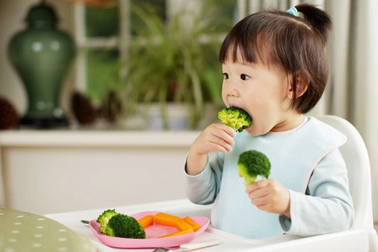 Ăn trái cây và rau củ tốt cho sức khỏe tinh thần của trẻ