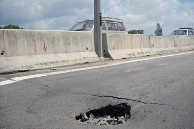 Cao tốc TP.HCM - Trung Lương lại nứt