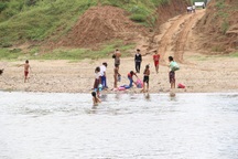 Nhói lòng trước cảnh học sinh vùng cao vượt sông tìm chữ