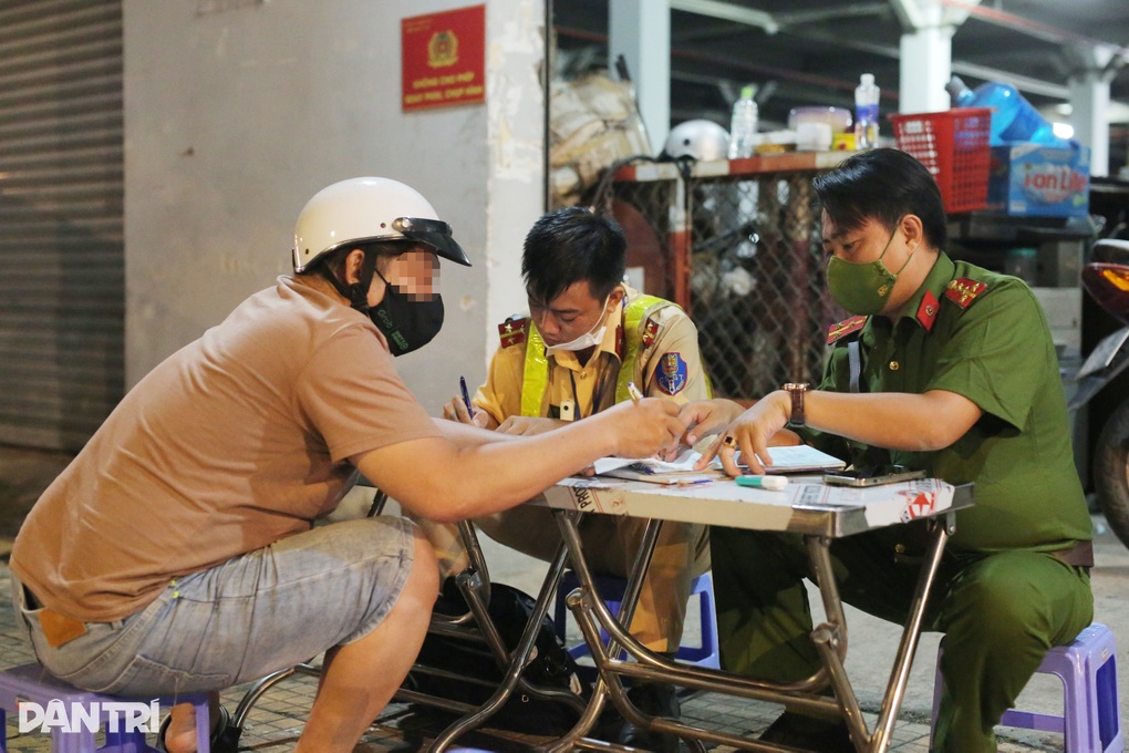 Tài xế có hơi men gọi điện thoại nhờ người xin CSGT TPHCM bỏ qua lỗi - 2 Tài xế có hơi men gọi điện thoại nhờ người xin CSGT TPHCM bỏ qua lỗi - 2