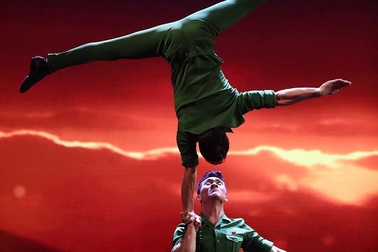 Báo Anh đánh giá tiết mục của anh em Quốc Nghiệp là ngoạn mục nhất!