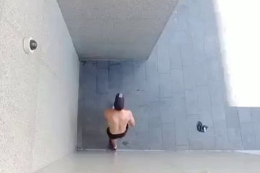 Chàng trai trình diễn “kỹ năng khinh công” đáng kinh ngạc