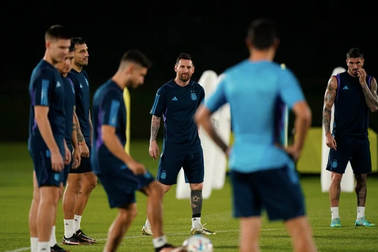 HLV Scaloni hé lộ đội hình Argentina trước giờ đấu Ba Lan