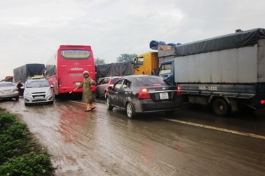 Xe tải gãy trục, QL1A tắc nghẽn nhiều giờ