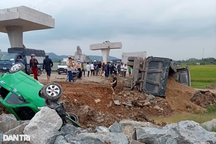 Tài xế xe "hổ vồ" mất lái tông loạt phương tiện