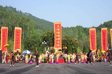 Biểu diễn võ thuật và trống hội tại lễ khai mạc Lễ hội đền Vua Maii