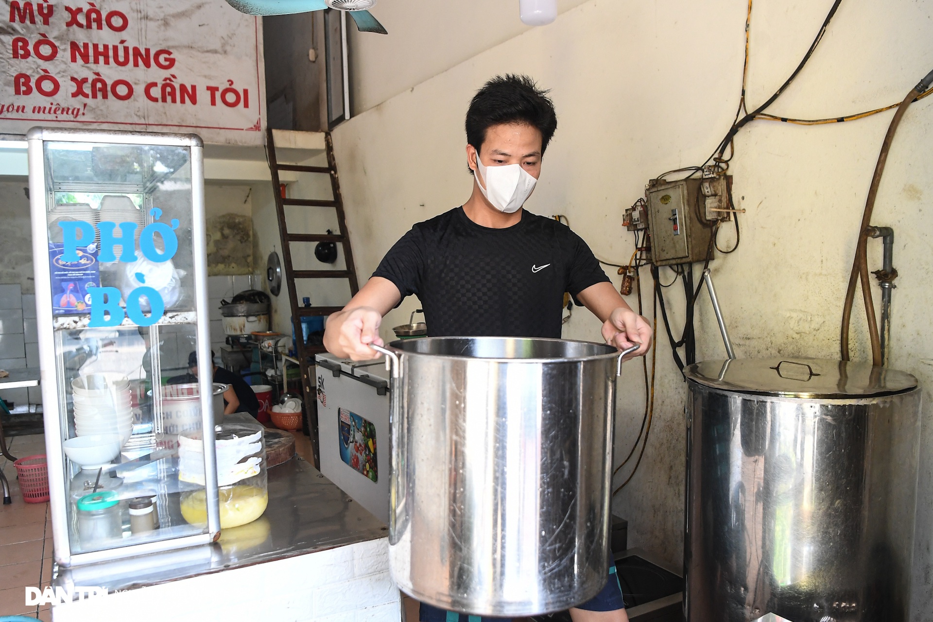 Hà Nội: Ùn tắc phương tiện ở chốt vùng đỏ, mở lại hàng quán tại vùng xanh - 6 Hà Nội: Ùn tắc phương tiện ở chốt vùng đỏ, mở lại hàng quán tại vùng xanh - 6