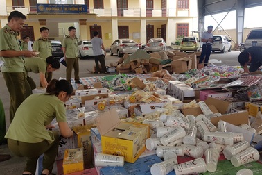 Ninh Bình tiêu hủy số lượng lớn hàng hóa nhập lậu, không rõ nguồn gốc