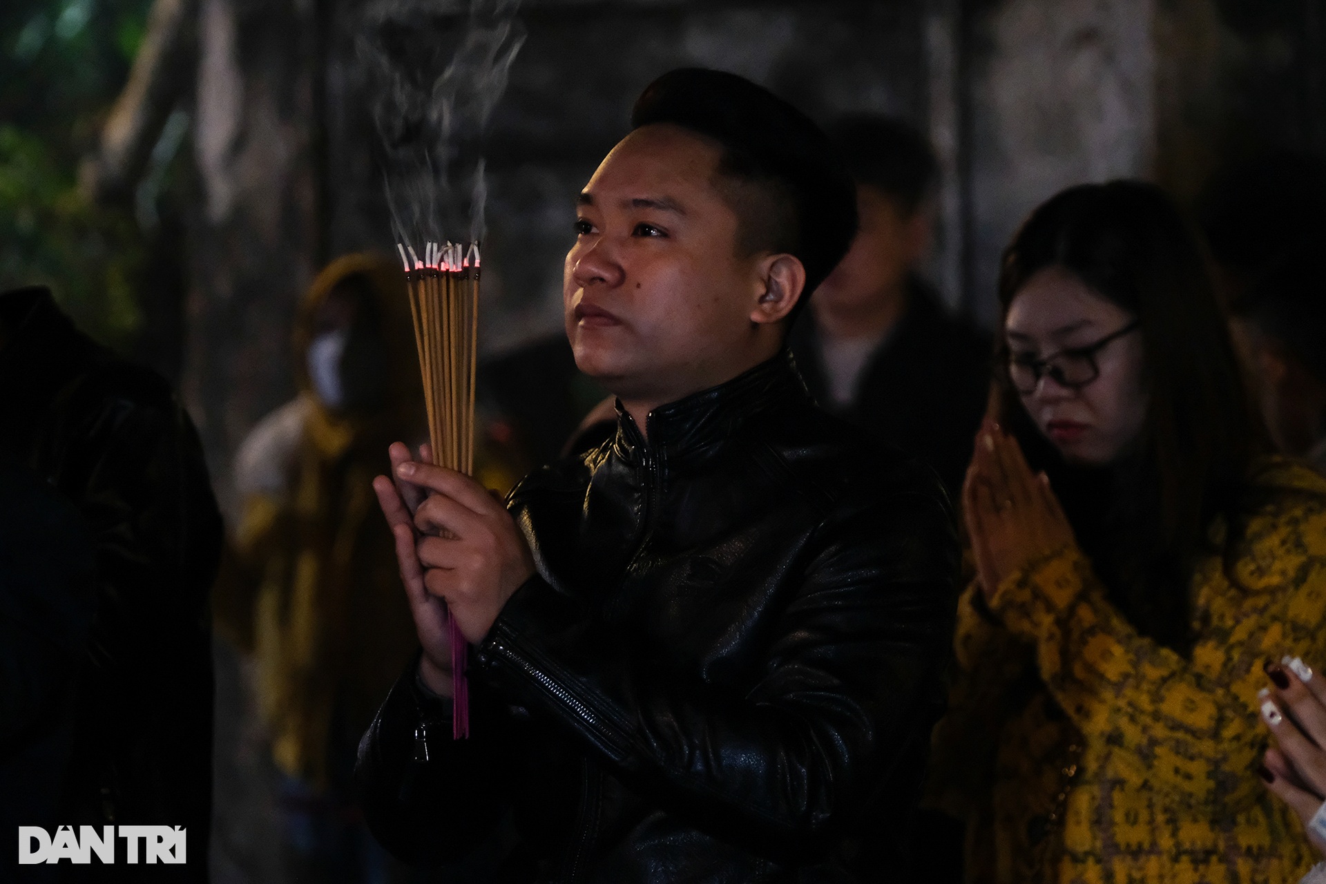 Người dân nô nức đi xin lộc, cầu may tại đền thờ Thánh Gióng đêm giao thừa - 4 Người dân nô nức đi xin lộc, cầu may tại đền thờ Thánh Gióng đêm giao thừa - 4