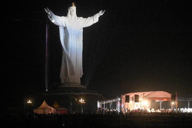 Đông nghịt người dự lễ khánh thành tượng Chúa cao nhất thế giới