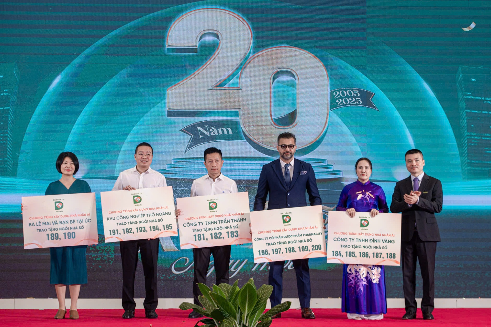 Toàn cảnh Lễ kỷ niệm 20 năm thành lập Báo điện tử Dân trí - 13 Toàn cảnh Lễ kỷ niệm 20 năm thành lập Báo điện tử Dân trí - 13