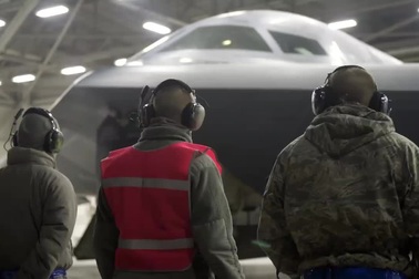 Cận cảnh máy bay B-2 ném bom phi hạt nhân lớn nhất kho vũ khí Mỹ