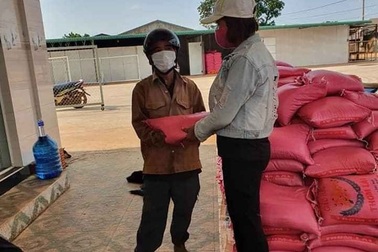 Một hộ dân tặng 5 tấn gạo để người nghèo chống dịch