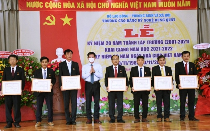 Ông Ngô Văn Trọng trao bằng khen cho các tập thể, cá nhân có thành tích xuất sắc trong năm học vừa qua.