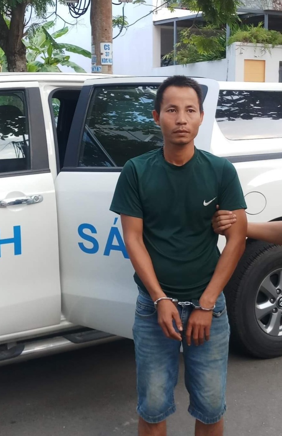  Trộm Mercedes-Benz chở vợ con về quê - 1