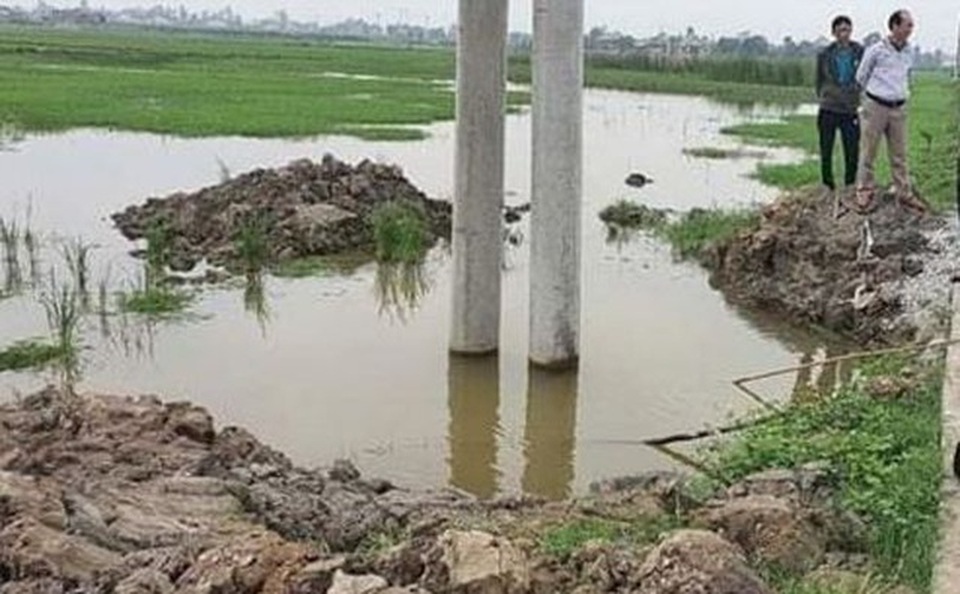 Công an vào cuộc vụ hai anh em ruột thiệt mạng dưới hố chôn cột điện - 1 Công an vào cuộc vụ hai anh em ruột thiệt mạng dưới hố chôn cột điện - 1
