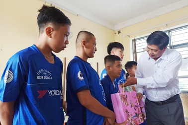 Thăm, tặng quà người khuyết tật, trẻ em khó khăn dịp Tết