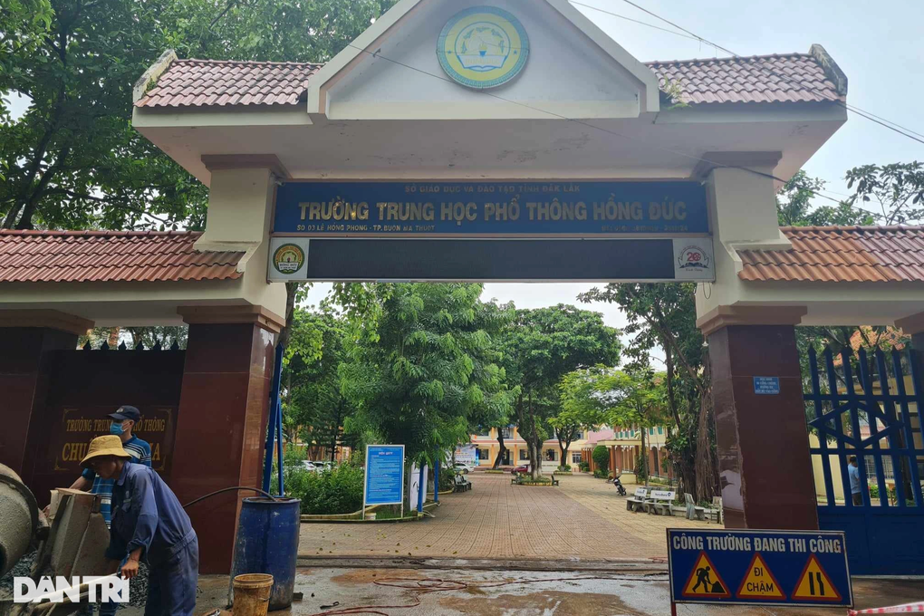 Nữ sinh bị bạn dùng guốc đánh vào đầu, máu chảy đẫm áo - 2 Nữ sinh bị bạn dùng guốc đánh vào đầu, máu chảy đẫm áo - 2